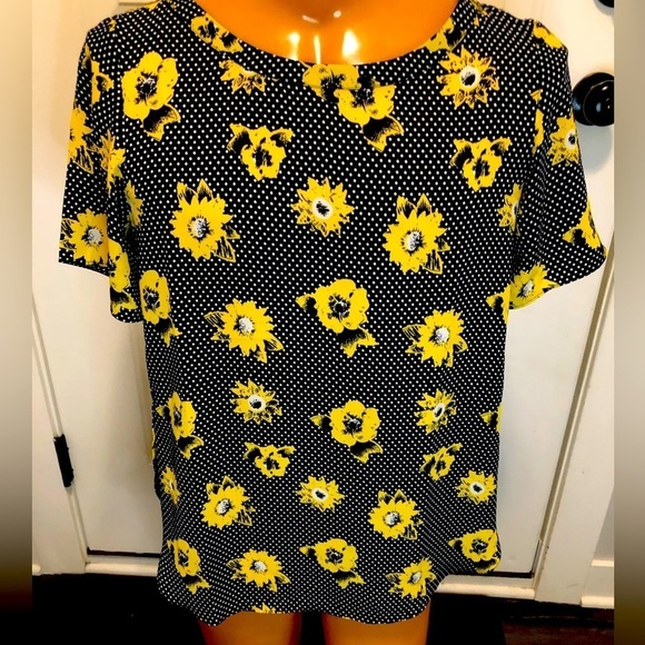 Banana Republic Tops - Banana Republic Sunflower Short Sleeve Blouse Sz M.  Excellent used condition.